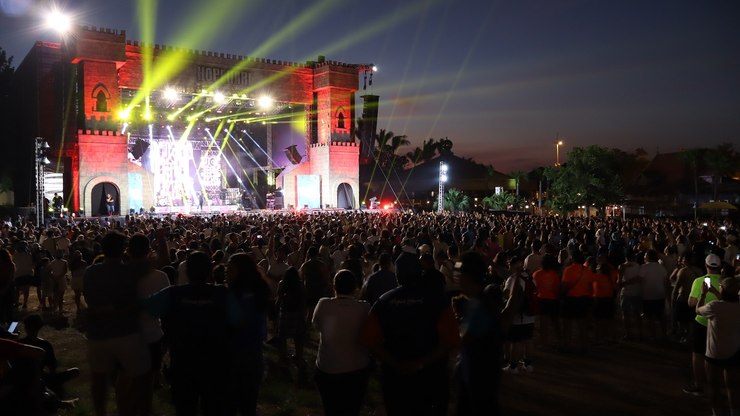 Joelma
realiza show no Hopi Hari em celebração aos 25 anos do parque