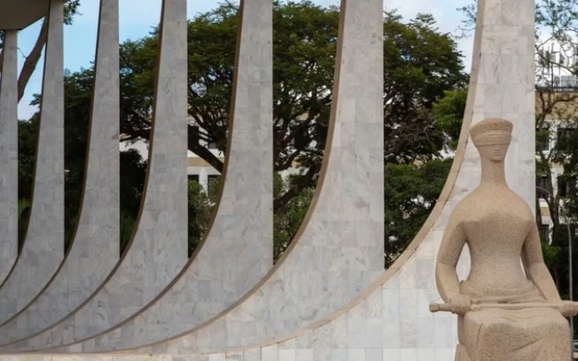 STF descriminaliza porte de maconha para uso pessoal por 8 votos a 3 STF descriminaliza porte de maconha para uso pessoal por 8 votos a 3