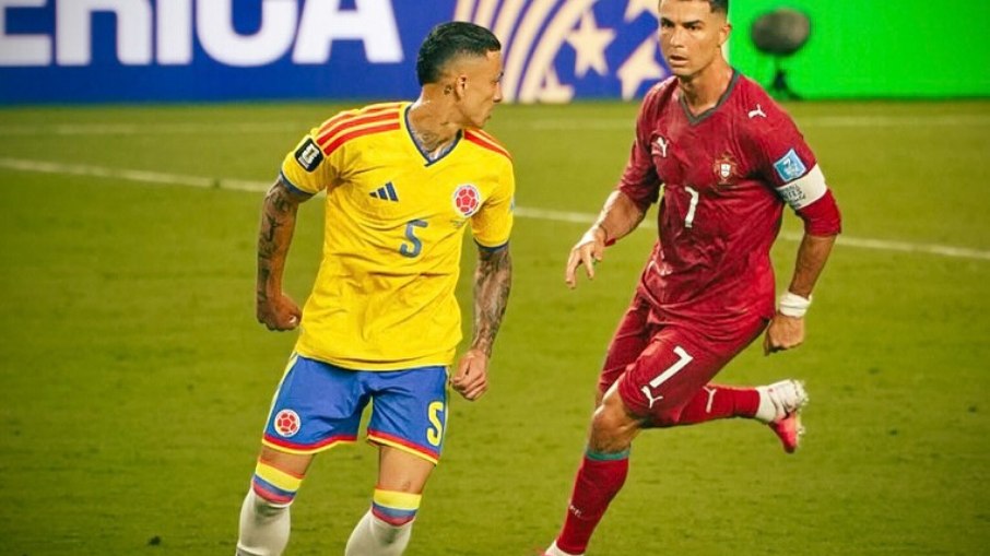 Kevin Castaño, reforço do Atlético-MG, disputa lance com Cristiano Ronaldo durante Colômbia x Portugal na Copa do Mundo de 2026 Kevin Castaño, reforço do Atlético-MG, disputa lance com Cristiano Ronaldo durante Colômbia x Portugal na Copa do Mundo de 2026
