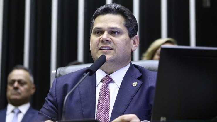 Alcolumbre promete promulgar lei que amplia número de deputados mesmo sem sanção de Lula