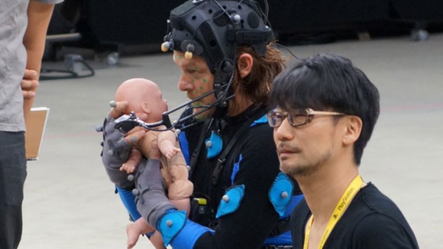 Norman Reedus e Hideo Kojima nos bastidores de gravação de Death Stranding Norman Reedus e Hideo Kojima nos bastidores de gravação de Death Stranding