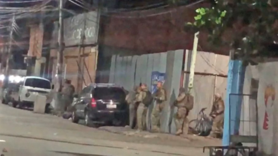 Policiais realizam operação na favela da  Maré no Rio - 17.04.2023