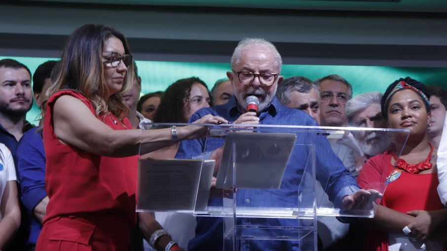 Lula faz primeiro pronunciamento após ser eleito presidente