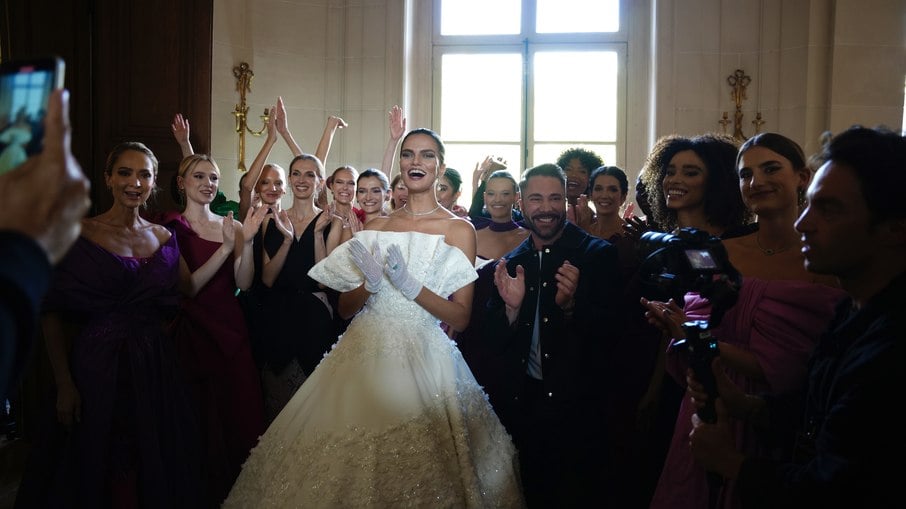 Lucas Anderi apresentou um vestido de noiva durante o desfile na Paris Fashion Week