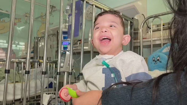 Menino%20de%203%20anos%20com%20doen%C3%A7a%20rara%20deixa%20hospital%20pela%20primeira%20vez