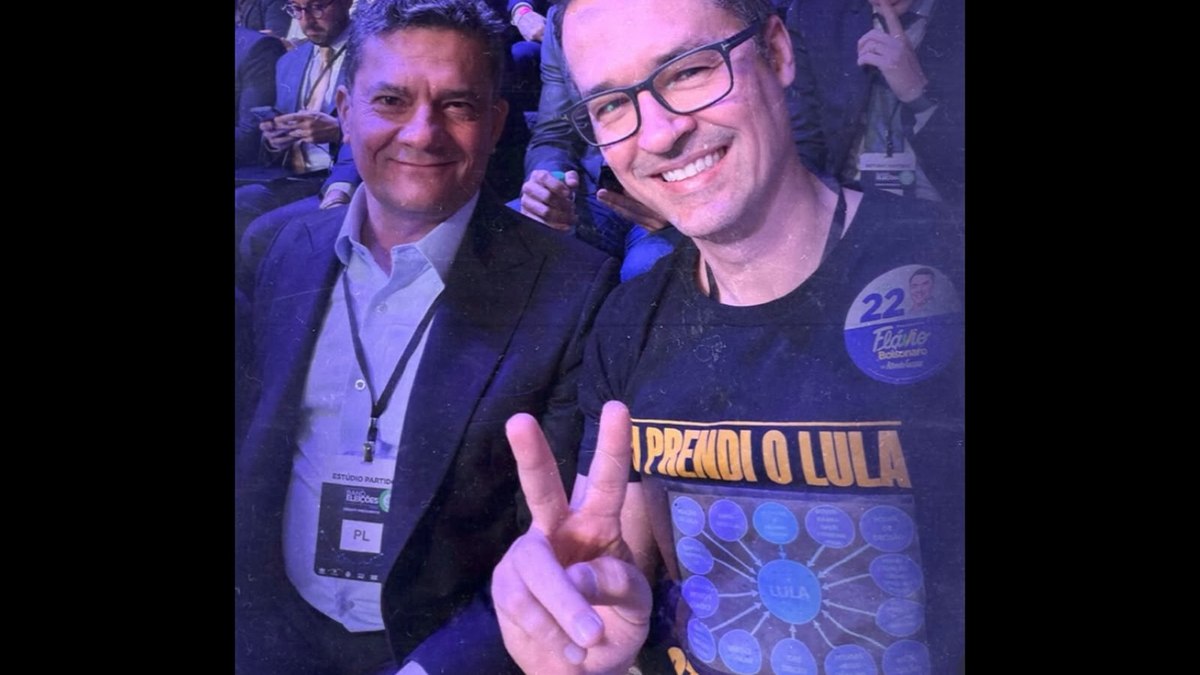 Dallagnol usa camiseta sobre prisão de Lula em debate com Flávio Dallagnol usa camiseta sobre prisão de Lula em debate com Flávio