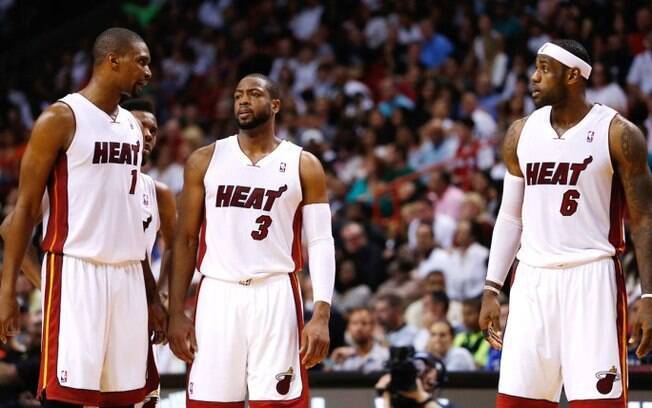 Dwyane Wade (centro), ao lado de Chris Bosh (à esquerda) e LeBron James (à direita); eles formavam o 'big 3' no Miami Heat