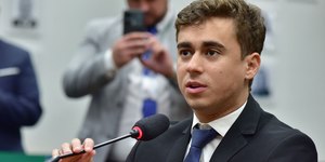 Nikolas Ferreira rebate acusação sobre assessora de sobrancelha