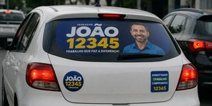 Adesivo eleitoral no carro traz problemas com o seguro? Entenda