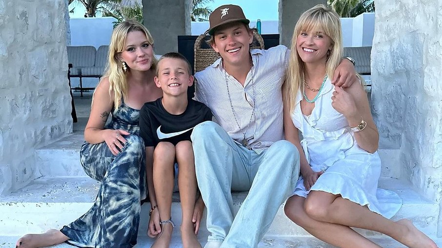 Reese Witherspoon posa ao lado dos três filhos