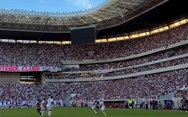 Jogadores do Santa Cruz celebram ao lado da torcida o golaço de Renato contra o Floresta