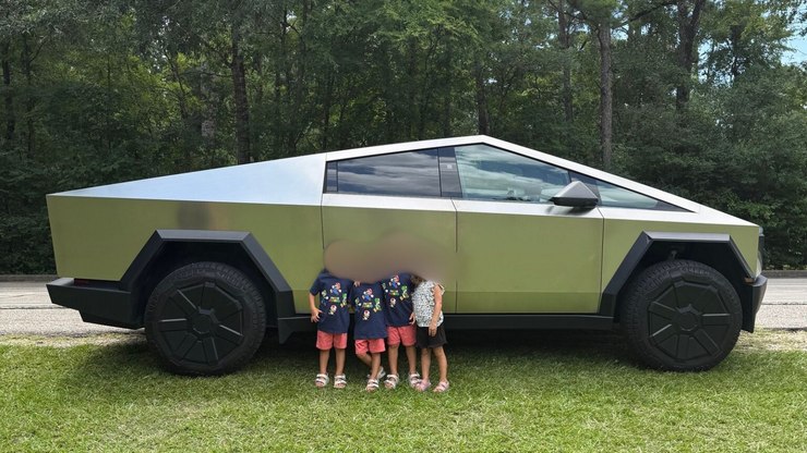 Dono de Cybertruck relata 50 dias de falhas e pede troca do carro