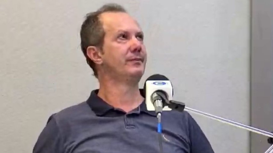 Visivelmente abalado, pai da vítima, senhor Adevaldo Teixeira, permaneceu em siêncio durante entrevista. Seu comportamento evidencia o impacto emocional e a insatisfação da família com o andamento da justiça. Visivelmente abalado, pai da vítima, senhor Adevaldo Teixeira, permaneceu em siêncio durante entrevista. Seu comportamento evidencia o impacto emocional e a insatisfação da família com o andamento da justiça.