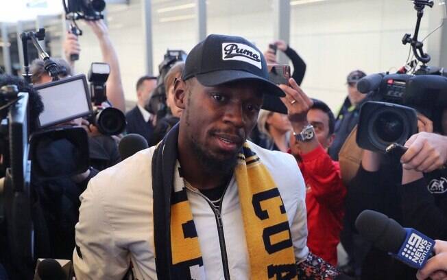 Bolt desembarcou na Austrália e foi recebido por muitos torcedores e jornalistas