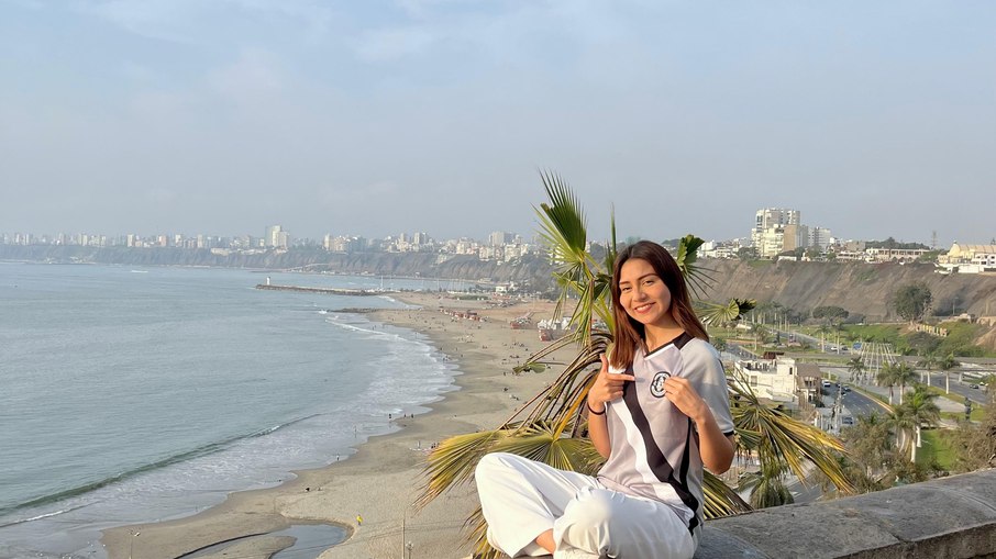 Elizabeth com camisa do Vasco em Lima, no Peru