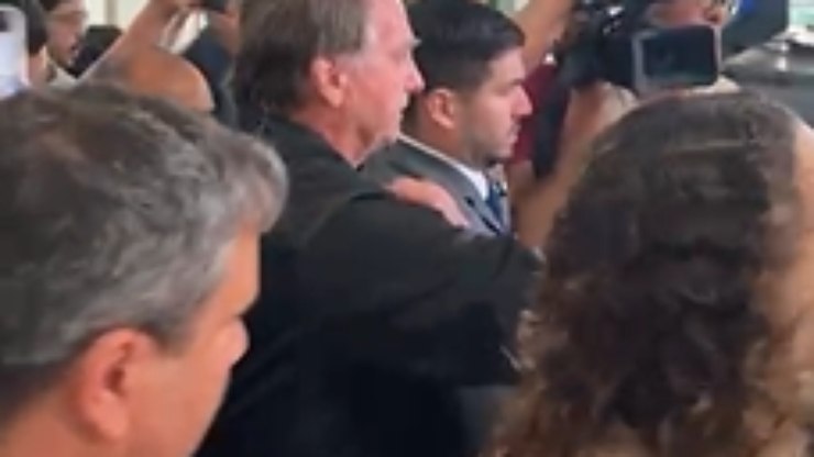 Bolsonaro causa tumulto ao sair de reunião do PL no Congresso