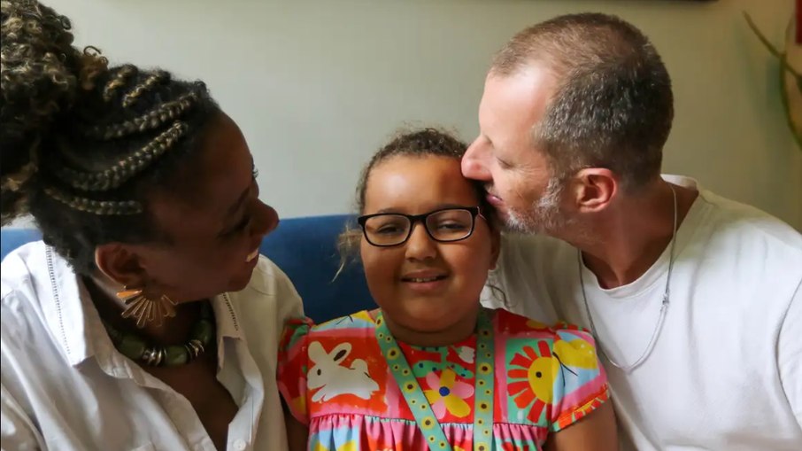 Cris e Guto aprenderam a viver a rotina de cuidados da filha Flora. A menina trata um astrocitoma pilocítico desde os primeiros anos de vida