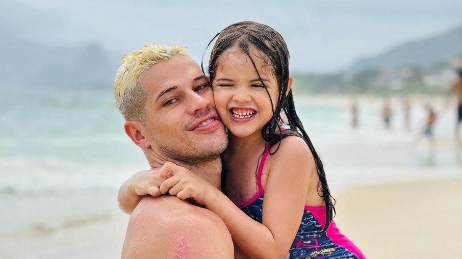 Jose Loreto curte dia de praia com a filha no Rio de Janeiro