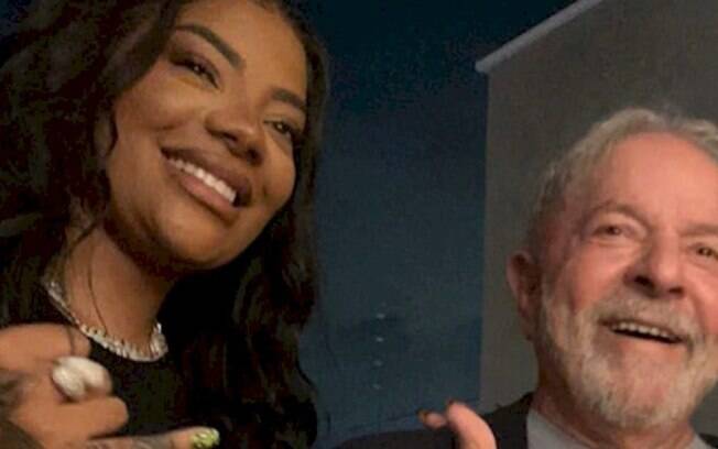Ludmilla posa para foto ao lado do ex-presidente Lula