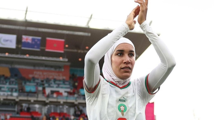 Marroquina Nouhaila Benzina é a 1ª a usar hijab numa Copa do Mundo Feminina
