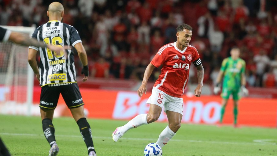 Alan Patrick coloca o Internacional na frente contra o Santos Alan Patrick coloca o Internacional na frente contra o Santos