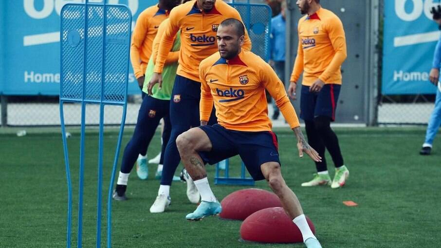 Daniel Alves planeja ficar por mais tempo no Barcelona