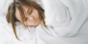 Por que algumas pessoas só dormem de coberta mesmo no calor?