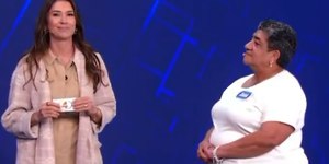 Rebeca Abravanel emociona ao premiar idosa com R$ 20 mil