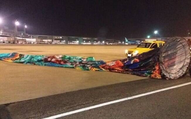 Imagem mostra parte do 'balão painel' de 18 metros caído na pista do Galeão: Polícia Federal afirma que houve risco de acidente aéreo