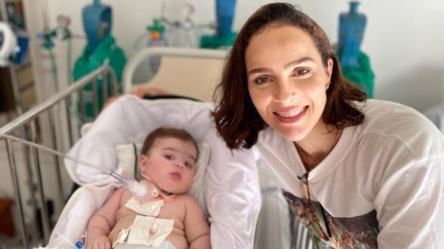 Letícia Cazarré compartilha evolução da caçula no hospital