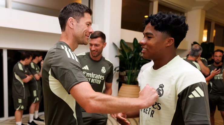 Endrick vai ou fica? Xabi Alonso avalia situação do atacante