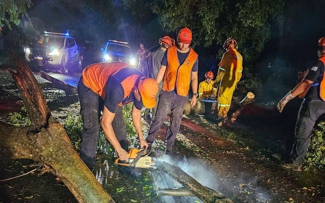 Chuva e vendaval causam estragos no bairro Taveira