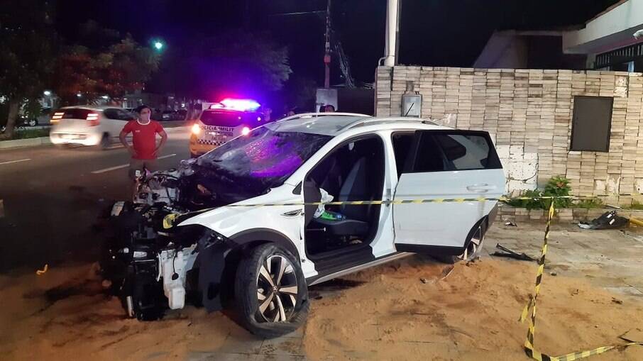 Carro fica completamente destruído