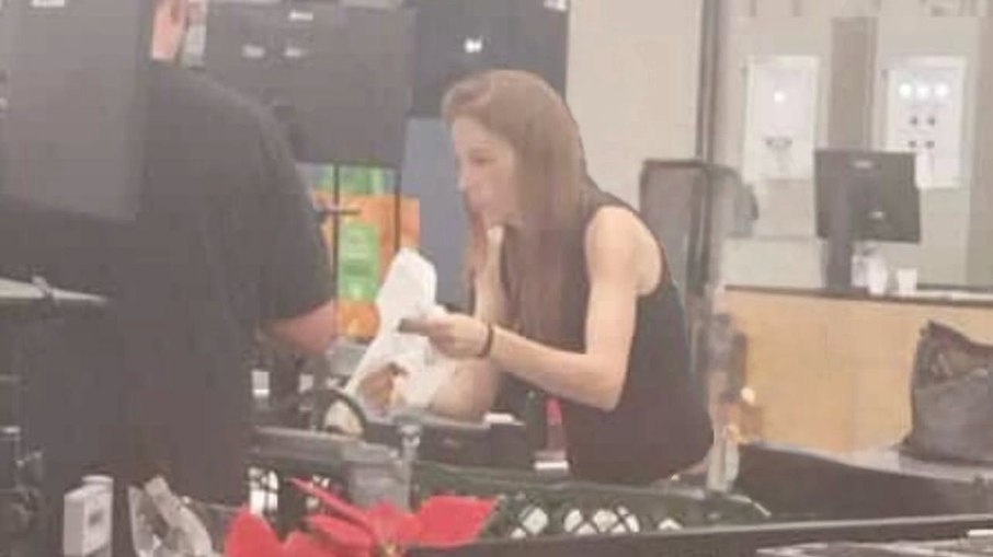 Suzane fazendo compras