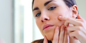 Espremer espinhas é uma má ideia! Hábito pode levar a infecções