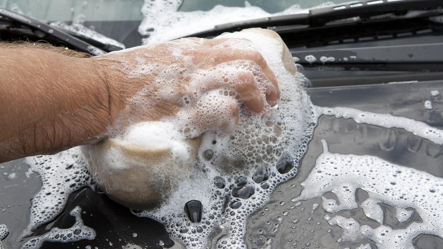 Lavagem de carro deve ser feita com produtos específicos, sem agentes químicos que agridem a pintura