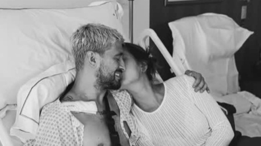 Arrascaeta com a esposa após a cirurgia