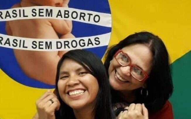 A ministra Damares e a filha 