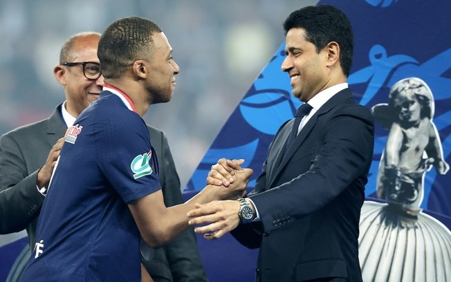 Mbappé cumprimenta Al-Khelaifi após a vitória do PSG na final da Copa da França