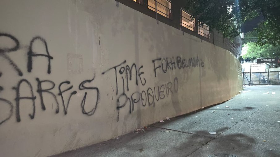 Pichações nos arredores do Morumbis protestavam contra o time e dirigentes