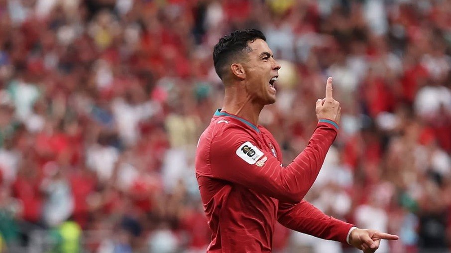 Cristiano Ronaldo comemorando um dos gols marcados contra o Uzbequistão Cristiano Ronaldo comemorando um dos gols marcados contra o Uzbequistão