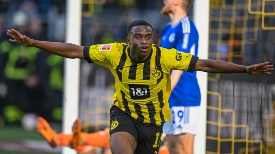 Jogador do Dortmund não paga dívida dos pais, que acabam sendo despejados de casa