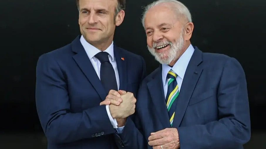 O presidente Luiz Inácio Lula da Silva (d), participa da cerimônia oficial de chegada do Presidente da República Francesa, Emmanuel Macron (e), no Palácio do Planalto