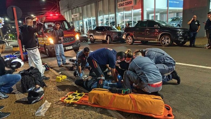 Motociclista sofre fratura exposta em acidente no Centro
