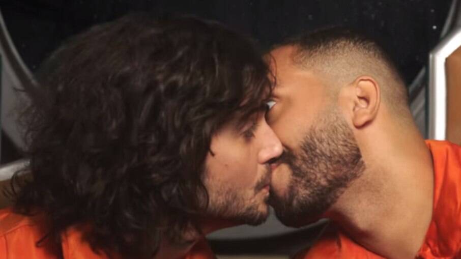 Fiuk beija Gil do Vigor em novo clipe