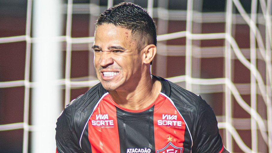Flamengo leva golaço, sofre virada e é eliminado pelo Vitória