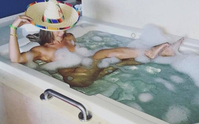 Tati Minerato tira a roupa e aparece completamente nua em banheira