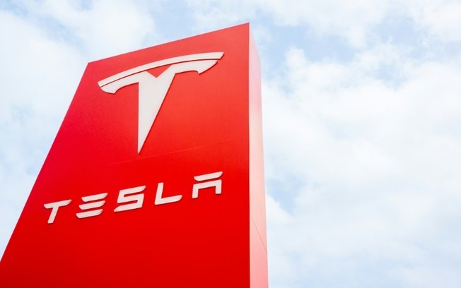 O CEO da Tesla garantiu que seu carro sem volante ou pedais custará menos de US$ 30 mil (R$ 167 mil), carregará sem fio com tecnologia indutiva e será 