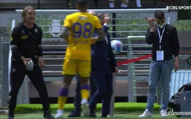 Técnico da Salernitana se irrita e arremessa sapato no gramado durante jogo do Italiano