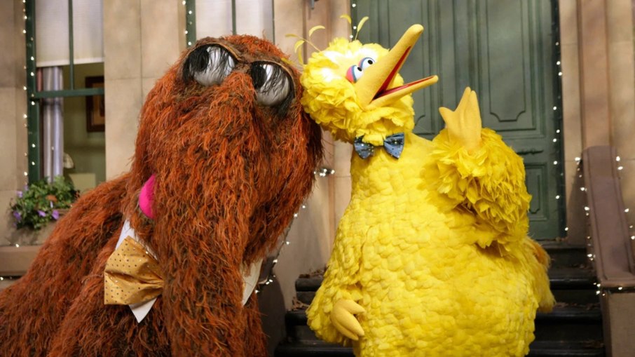 Personagem Snuffleupagus ao lado do Garibaldo, da série infantil Vila Sésamo Personagem Snuffleupagus ao lado do Garibaldo, da série infantil Vila Sésamo